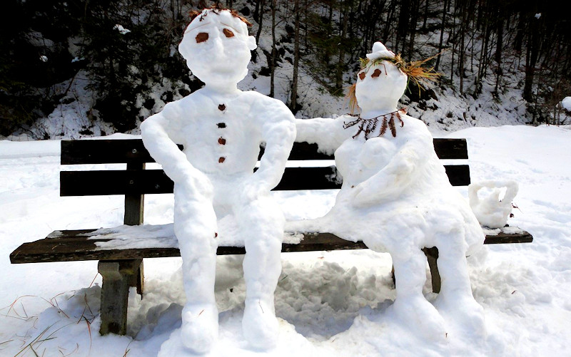 Lustige Schneefiguren