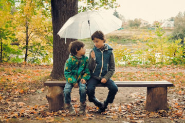 Kinder im Regen